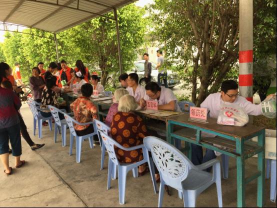 	白塔镇文化广场，市人民医院医生开展义医义诊活动，当地居民踊跃参加