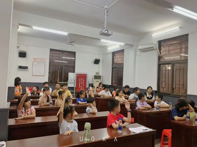 图：学生们在科普课堂积极提问参与互动