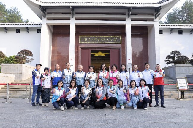 参观毛泽东同志纪念馆