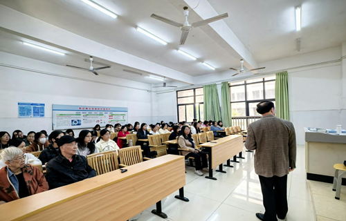 湛江市幼儿师范专科学校师生认真听讲座